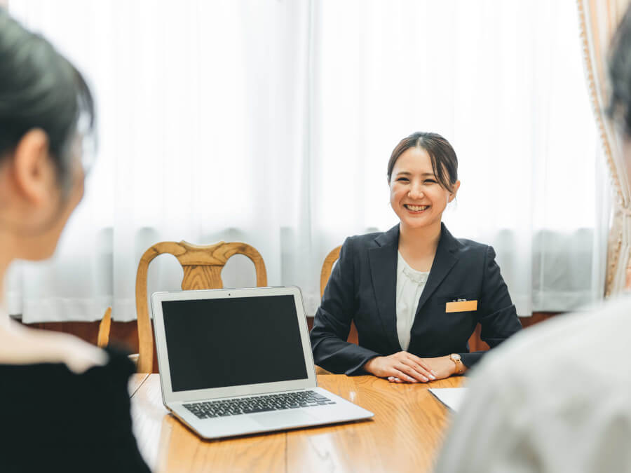 ウエディングプランナーと話し合うカップル